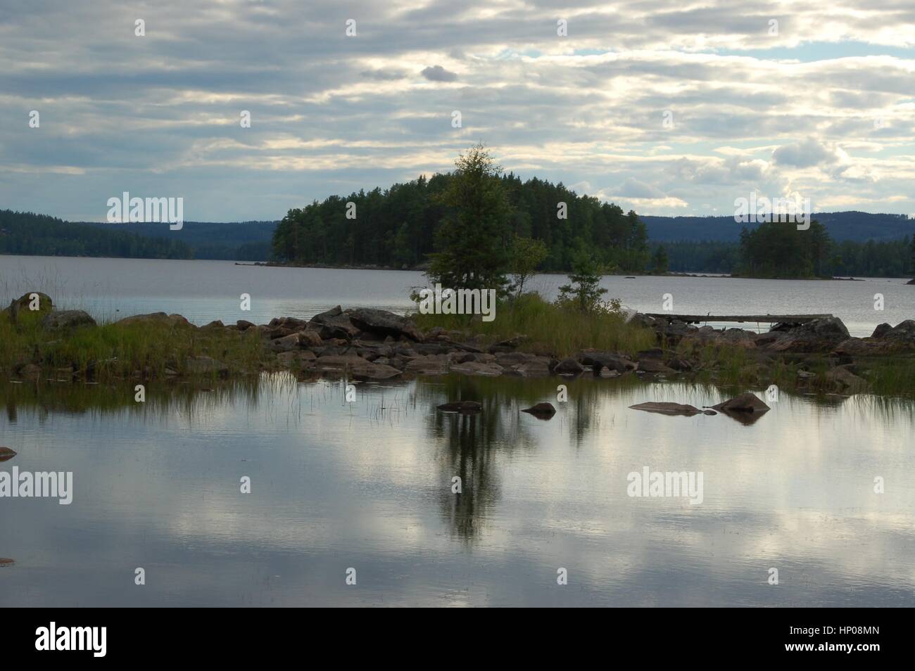 Une solution pacifique le superbe panorama du lac près de Kongsvinger, Mokeren la Norvège, en concurrence avec une petite réflexion pine tree. Banque D'Images