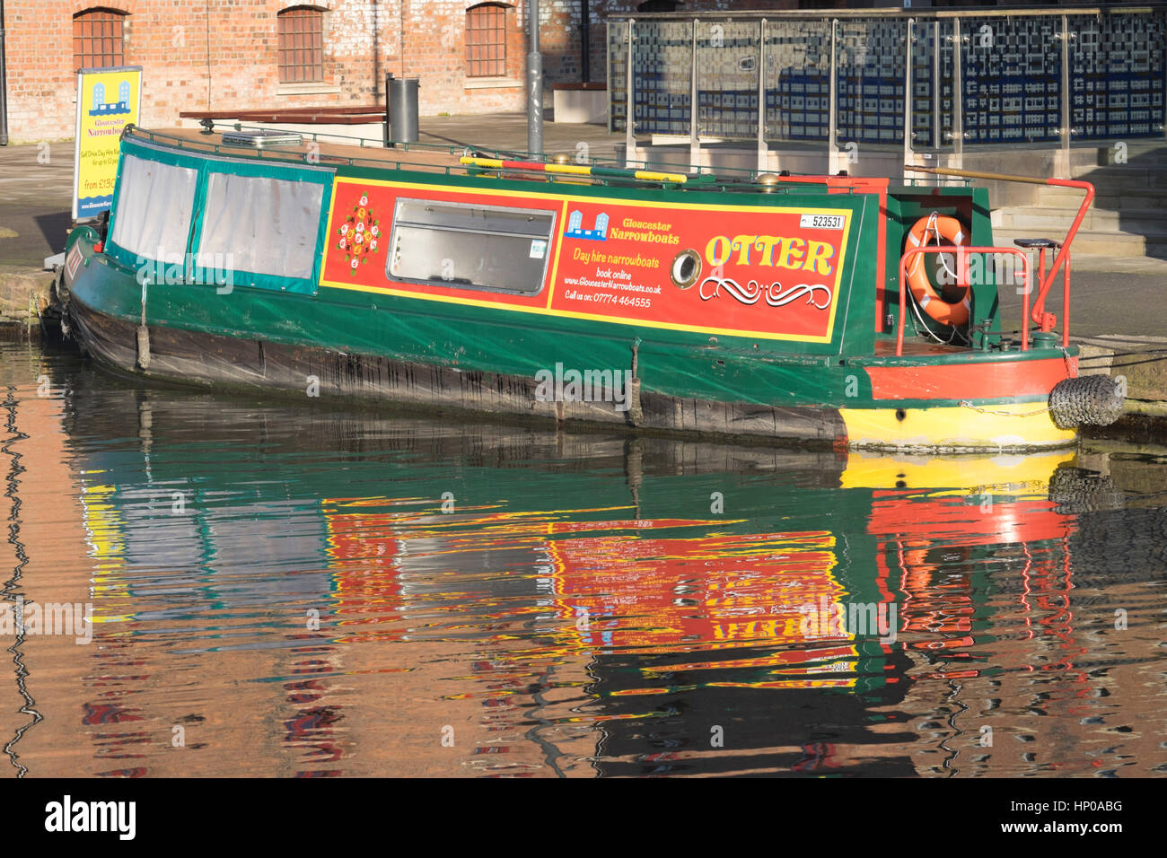 La lumière du soleil et des réflexions de canal bateaux amarrés à Gloucester Docks dans le sud-ouest de l'Angleterre Banque D'Images