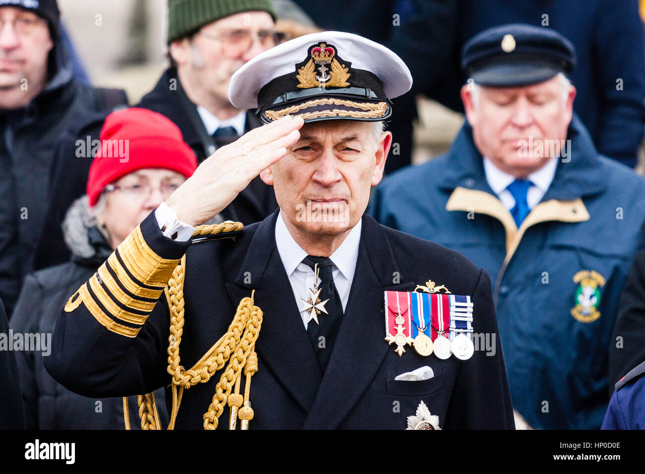 L'Angleterre, Ramsgate. La Marine royale d'amiral de la flotte, le Seigneur Boyce, saluant à la cérémonie du 75e anniversaire du canal pour le tiret. En bandoulière. Banque D'Images