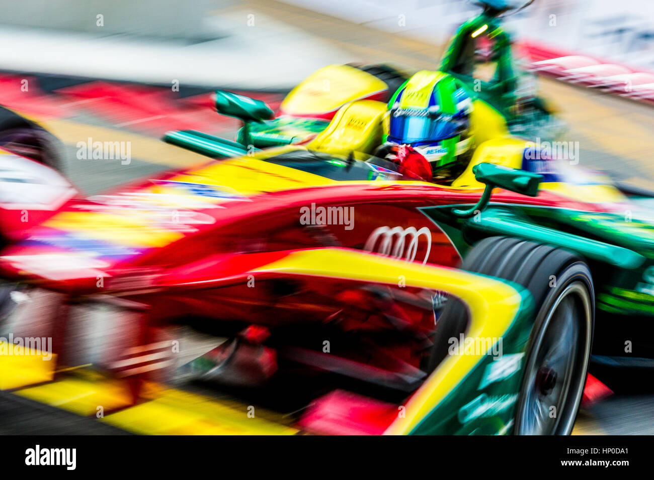 Lucas di Grassi racing dans le Hong Kong Formule E 2016, Harbour Front central. Banque D'Images
