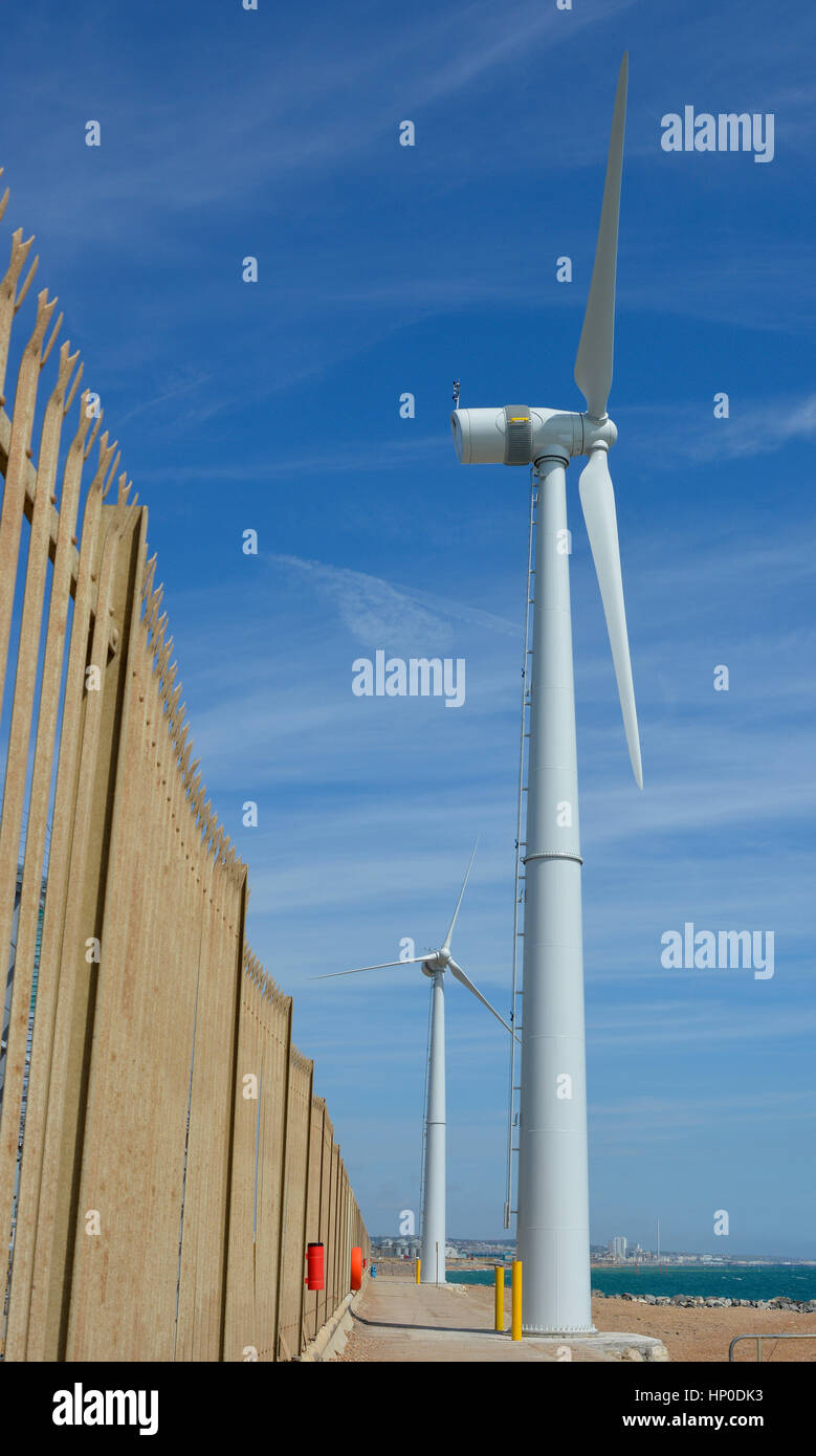 Éoliennes sur le mur du port à Shoreham dans le West Sussex, Angleterre Banque D'Images