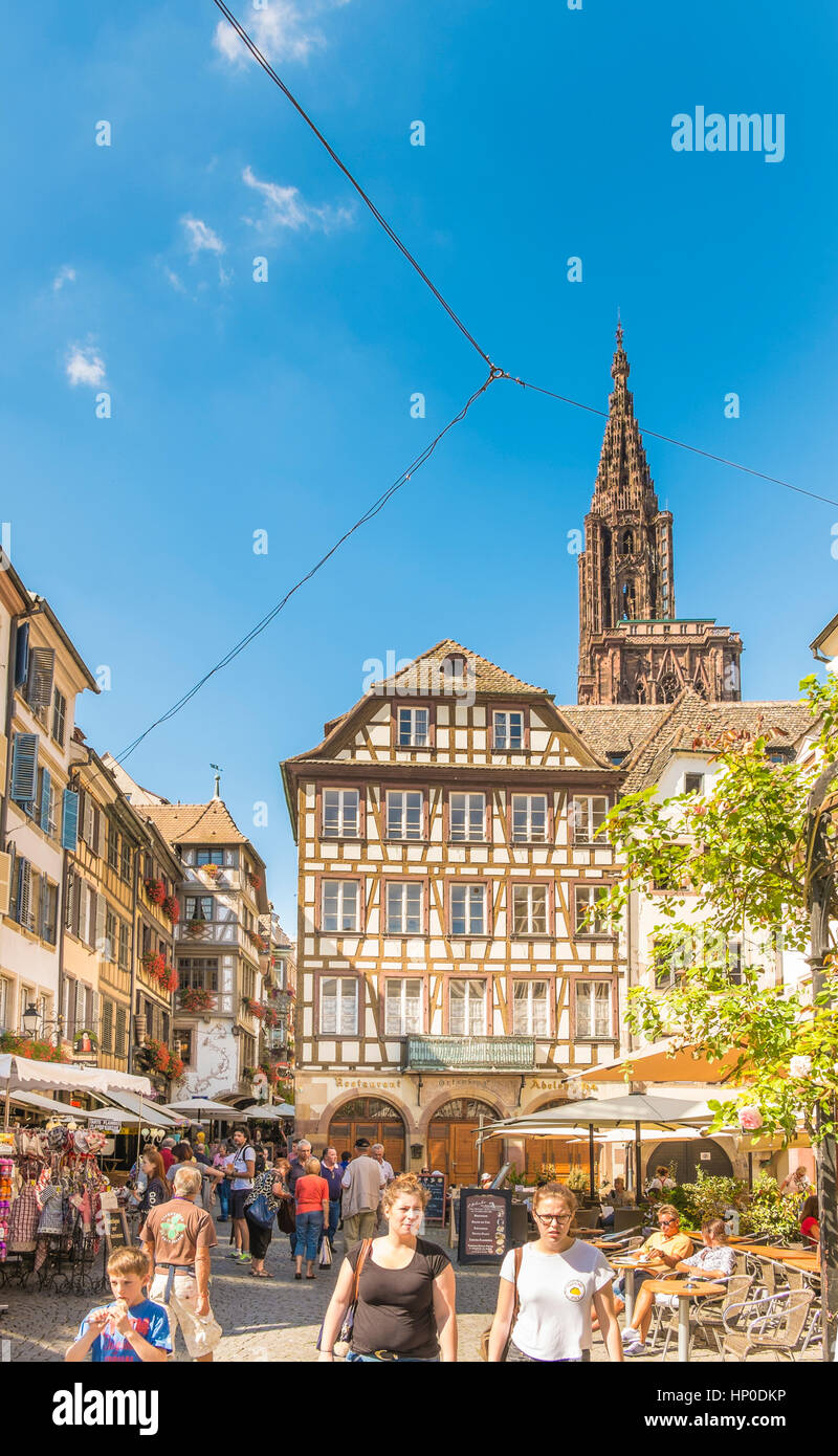 Scène de rue place du marché aux cochons de lait dans la région de strasbourgs centre historique de la ville, Strasbourg, Alsace, bas-rhin, france Banque D'Images