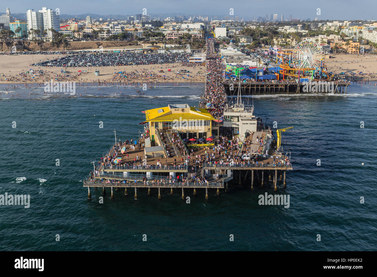 Santa Monica, Californie, USA - 6 août 2016 : de grandes foules de touristes d'été populaires sur la jetée de Santa Monica, près de Los Angeles. Banque D'Images