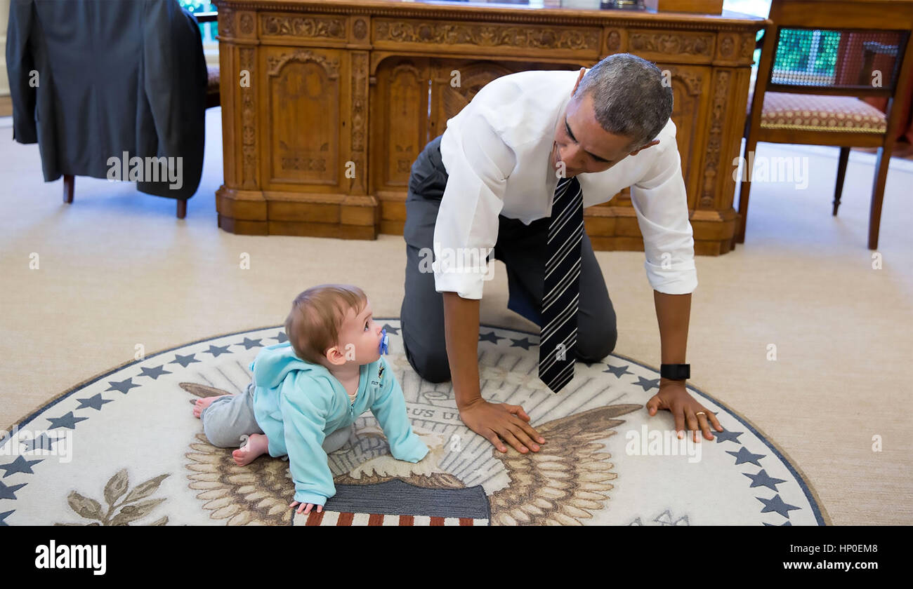 Le président Barack Obama dans le bureau ovale avec Jen Psaki Directeur Communication's daughter Vivi 14 avril 2016. Photo : Pete Souza/White House Banque D'Images