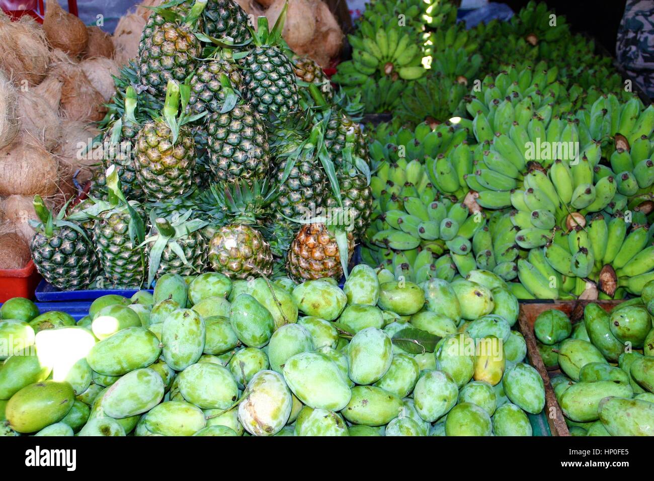 Variété de fruits tropicaux sur un étal du marché Banque D'Images
