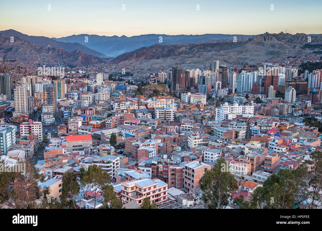 Vue panoramique de la ville en arrière-plan, les montagnes des Andes, La Paz, Bolivie Banque D'Images