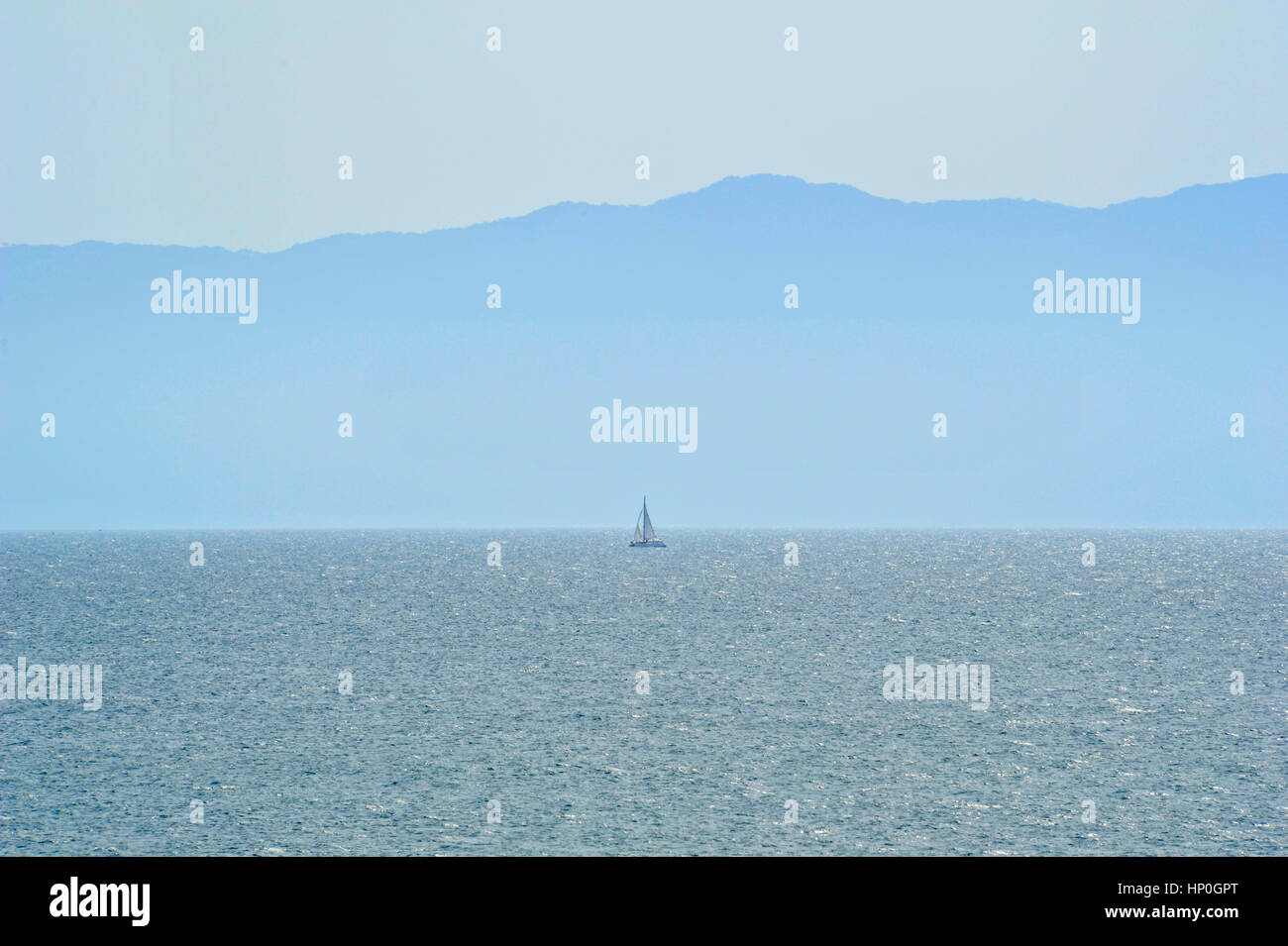 La voile dans la mer avec des montagnes à l'horizon Banque D'Images