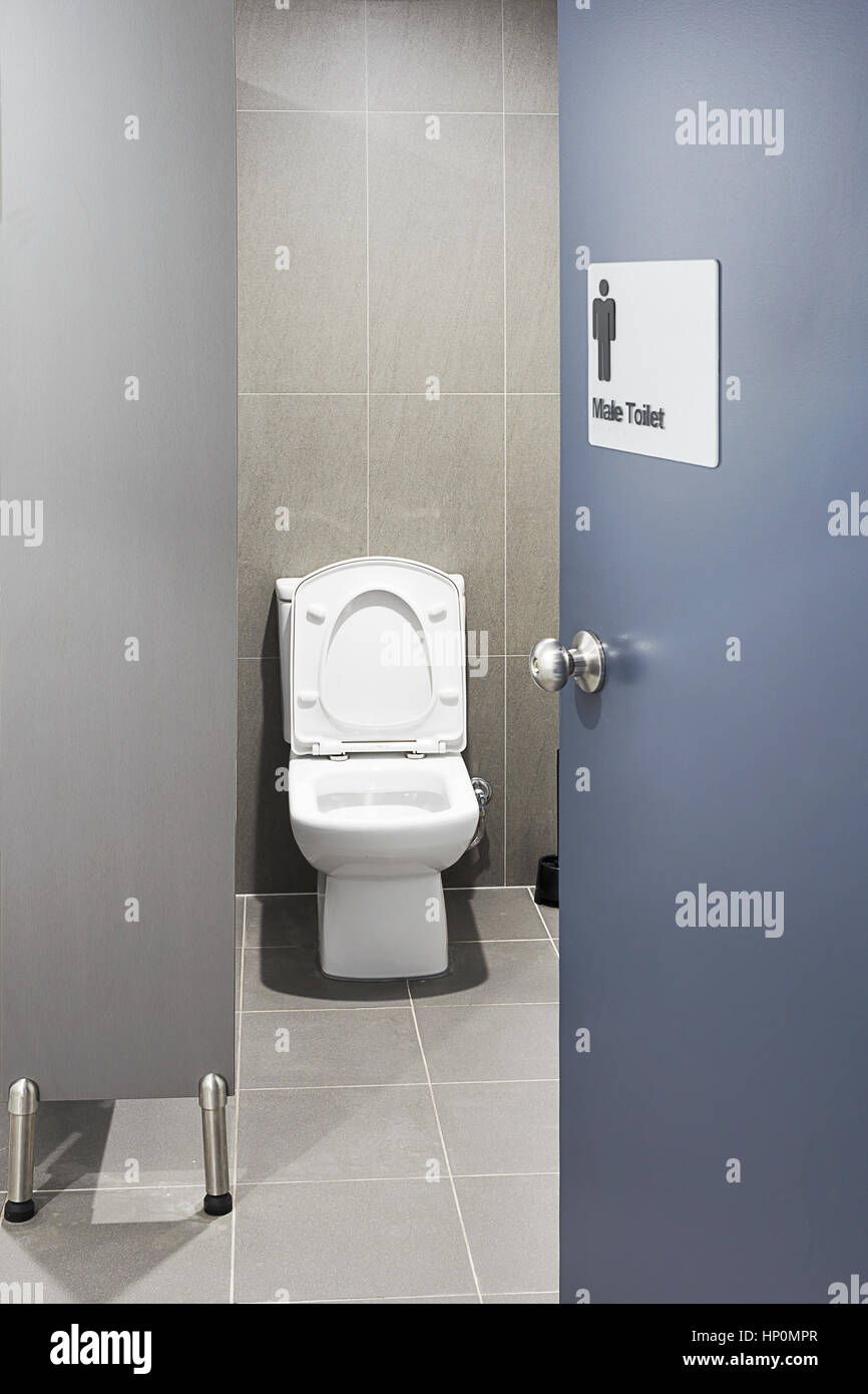 Siège de toilette sanitaire unique dans une cabine de repos avec adjurred mâle porte fraîchement nettoyée. Banque D'Images