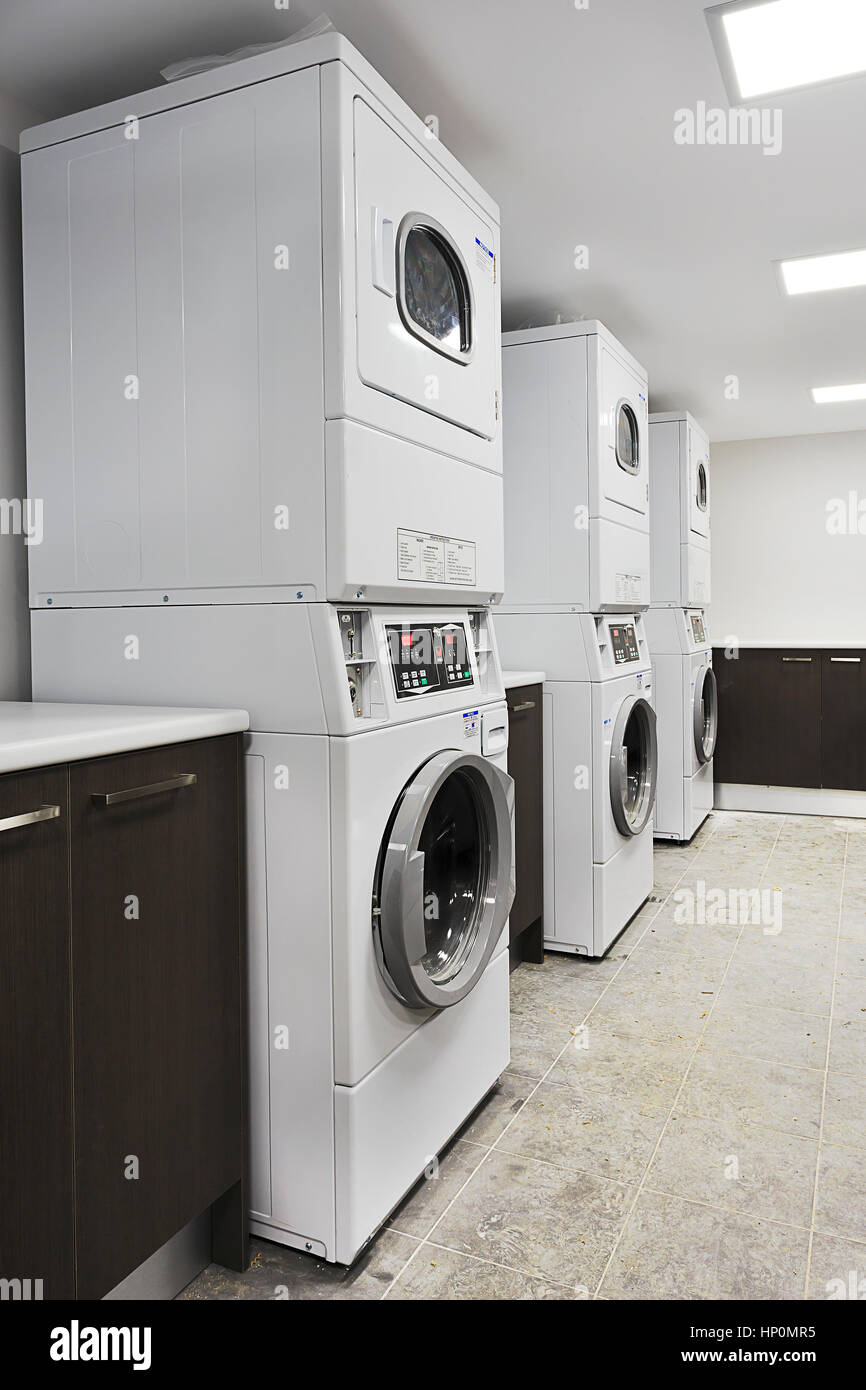 Machine à laver automatique pour les clients de services commerciaux dans la laverie automatique avec sèche-linge et lave prête à travailler. Banque D'Images