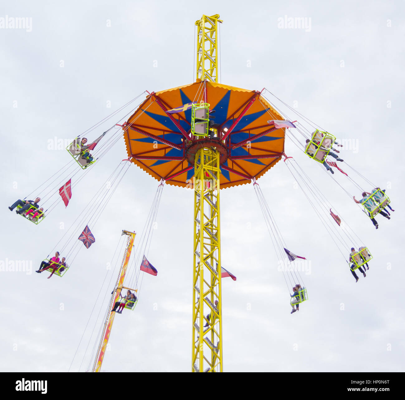 PEZINOK, Slovaquie - 21 septembre 2013 : les touristes profiter ride sur carousel au Luna park à Pezinok, Slovaquie le 21 septembre Banque D'Images