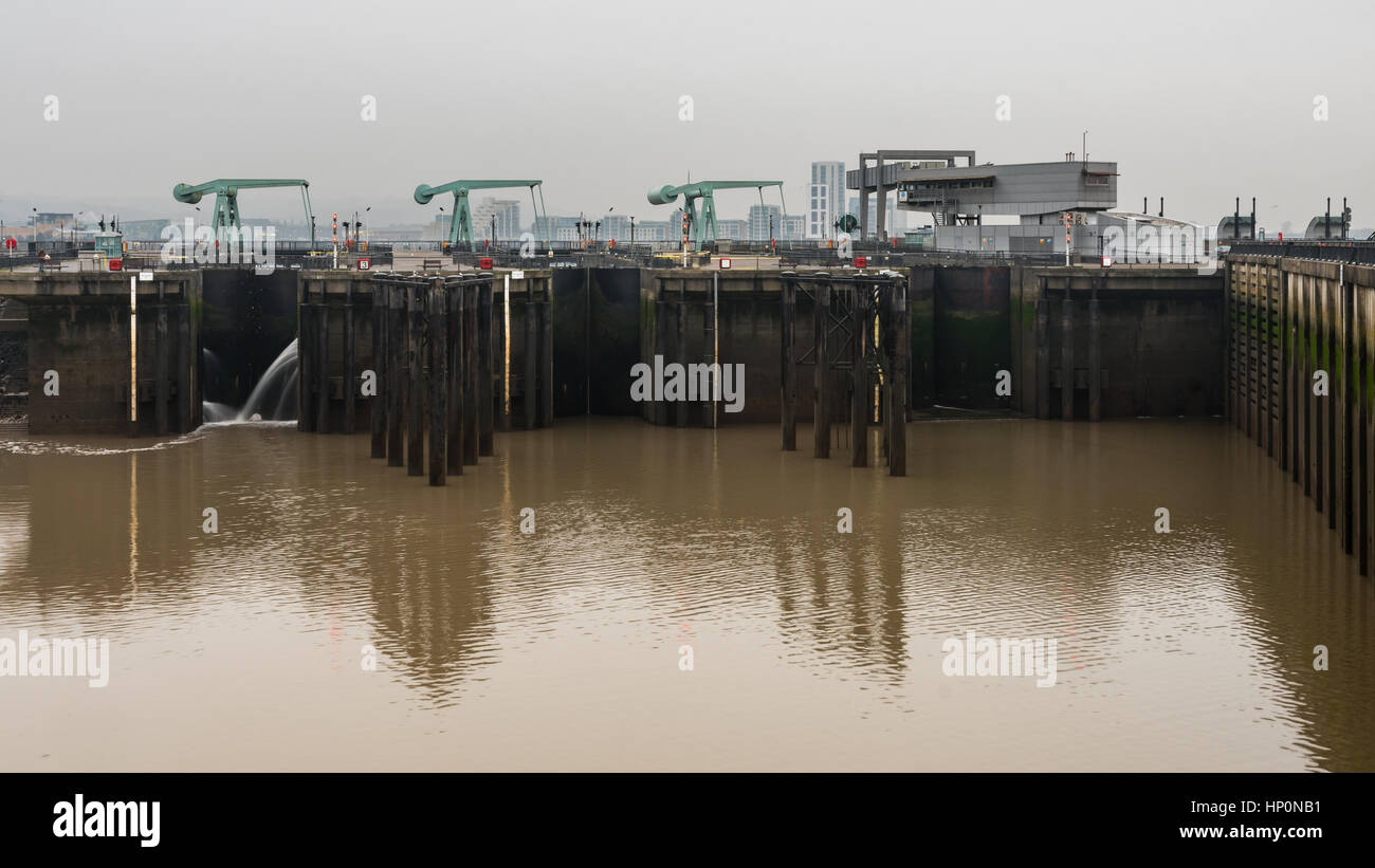 Barrage de la baie de Cardiff y compris bâtiment de commande. Côté mer de barage entre Queen Alexandra Dock et Penarth Head à Cardiff, Pays de Galles, Royaume-Uni Banque D'Images