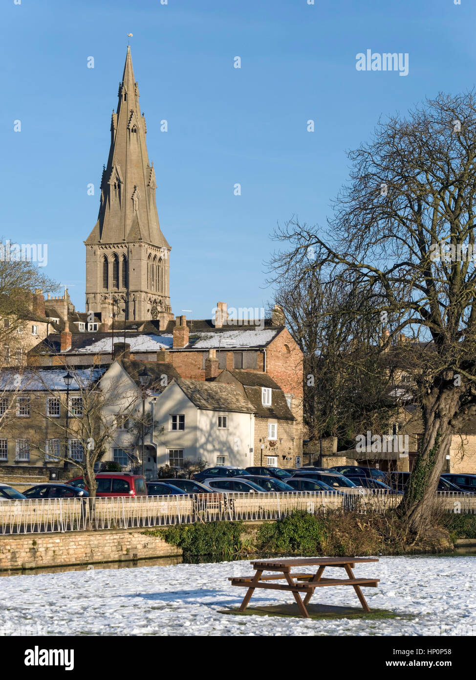 Ville de Lincolnshire Stamford en hiver neige avec tour de l'église de la Vierge Marie, England, UK Banque D'Images