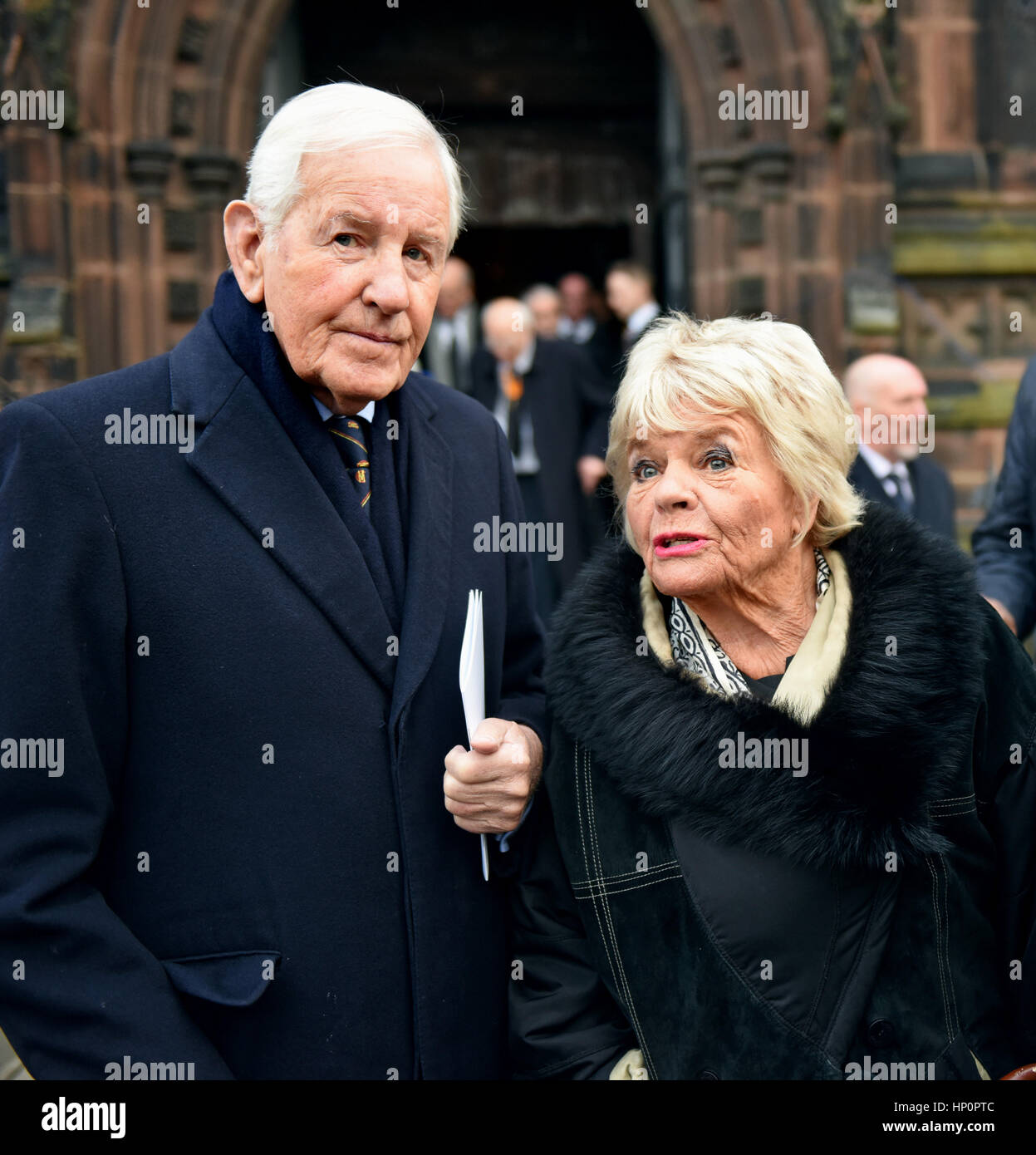 Neil Durden-Smith et son épouse Judith Chalmers au service commémoratif pour la Baronne Rachael Heyhoe Flint Banque D'Images