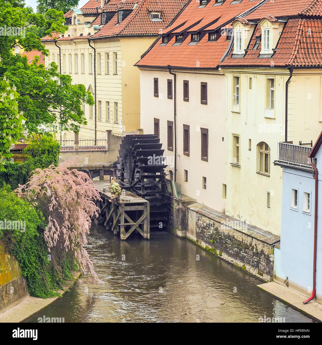 Roue de l'eau dans un ruisseau dans la vieille ville de Prague, République Tchèque Banque D'Images