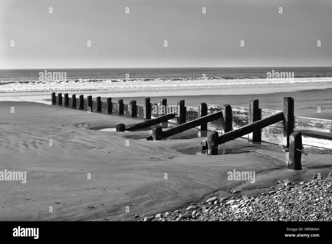 Plage de Barmouth Galles,plage de sable fin en mono,vagues sur une plage de sable à Barmouth au Pays de Galles Banque D'Images