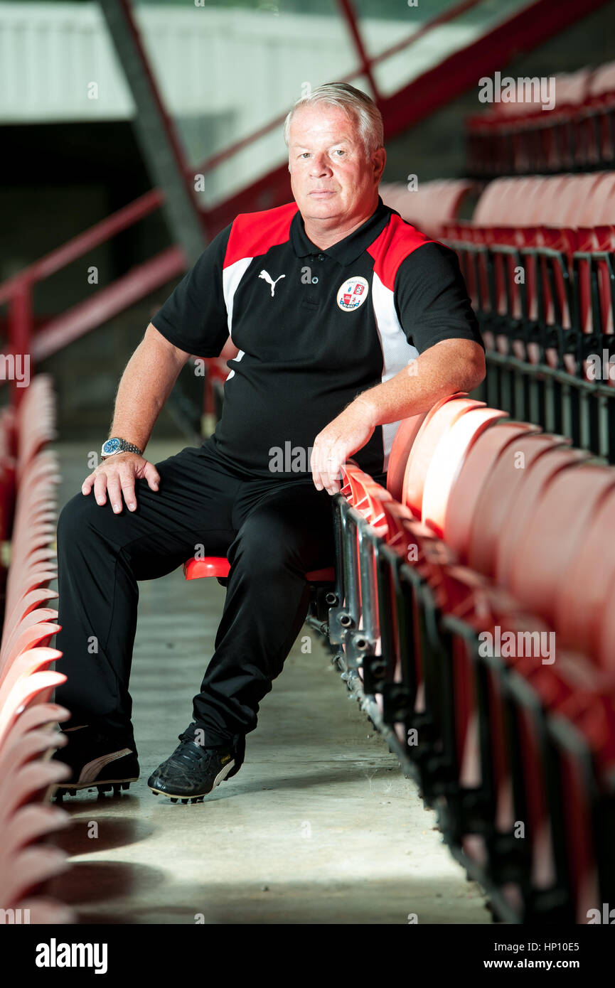 Dermot Drummy - Crawley Town FC manager sur le terrain. Après avoir perdu son emploi au club il est décédé en novembre 2017. Banque D'Images