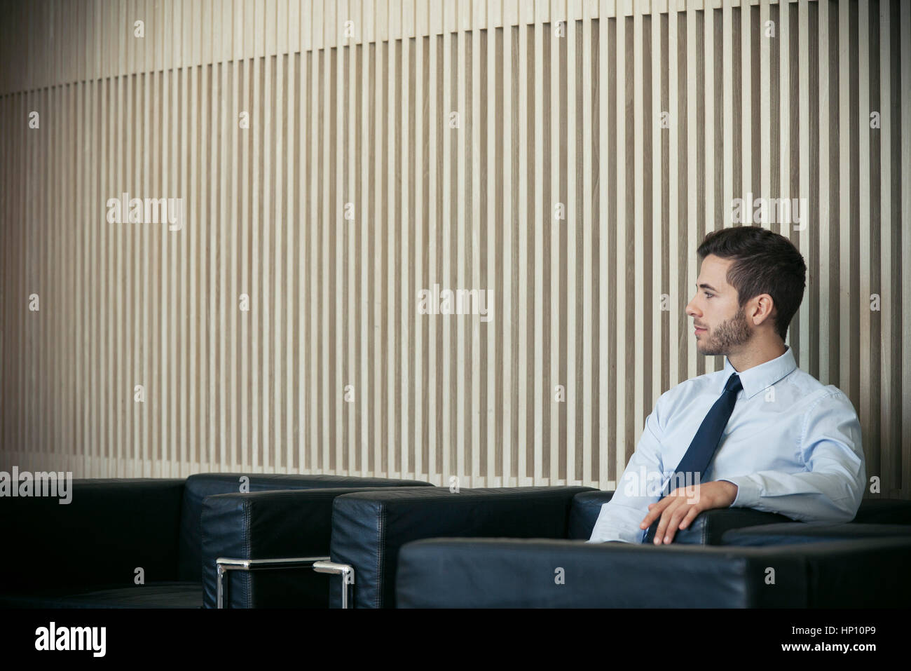 Businessman sitting in waiting room Banque D'Images