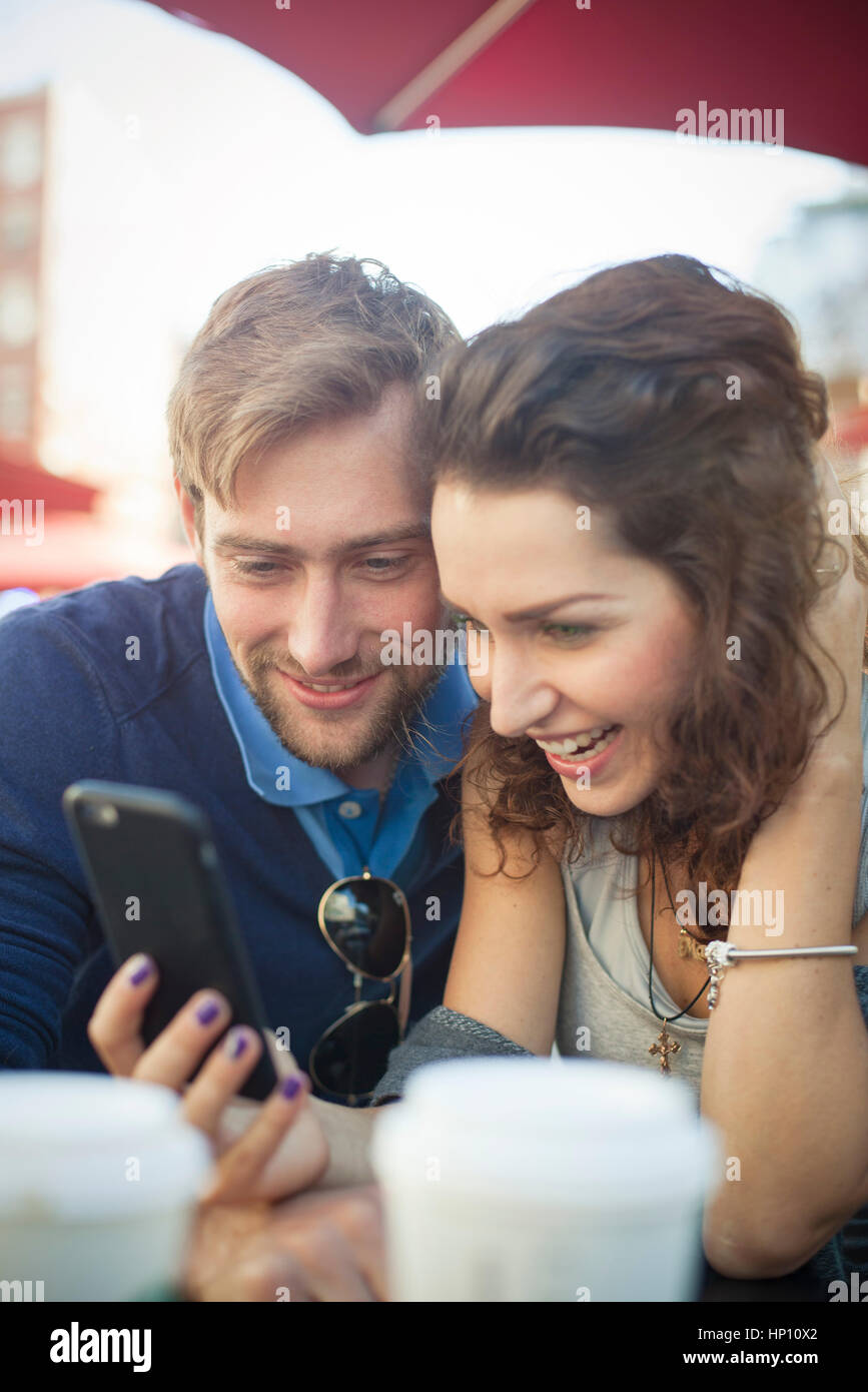 Couple looking at smartphone multimédia ensemble Banque D'Images