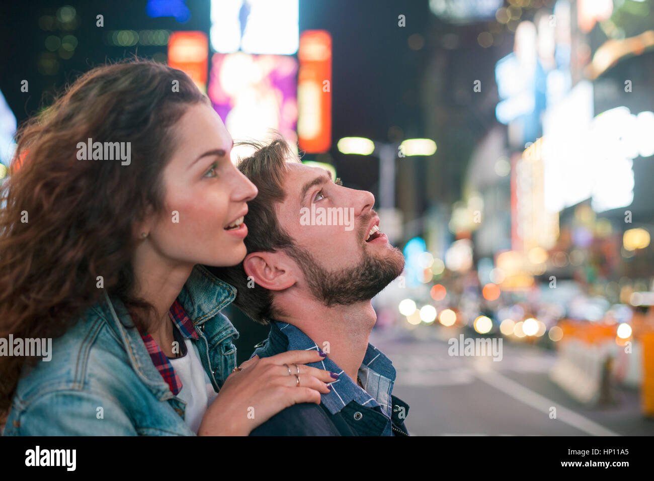 Jeune couple visite touristique à Times Square, New York City, New York, USA Banque D'Images