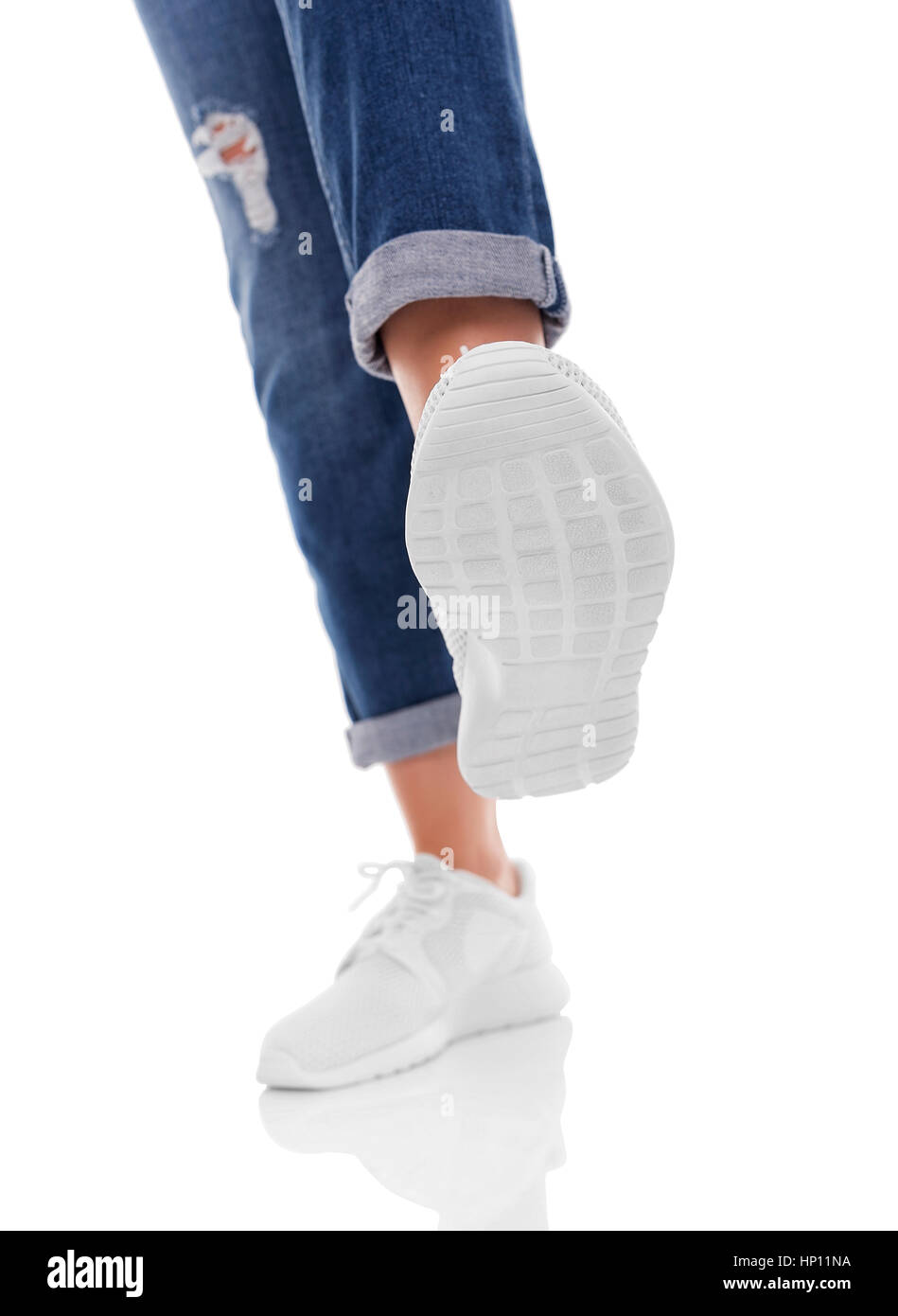 Les pieds de sneakers veulent quelque chose de piétiner. L'isolement sur un fond blanc. Banque D'Images
