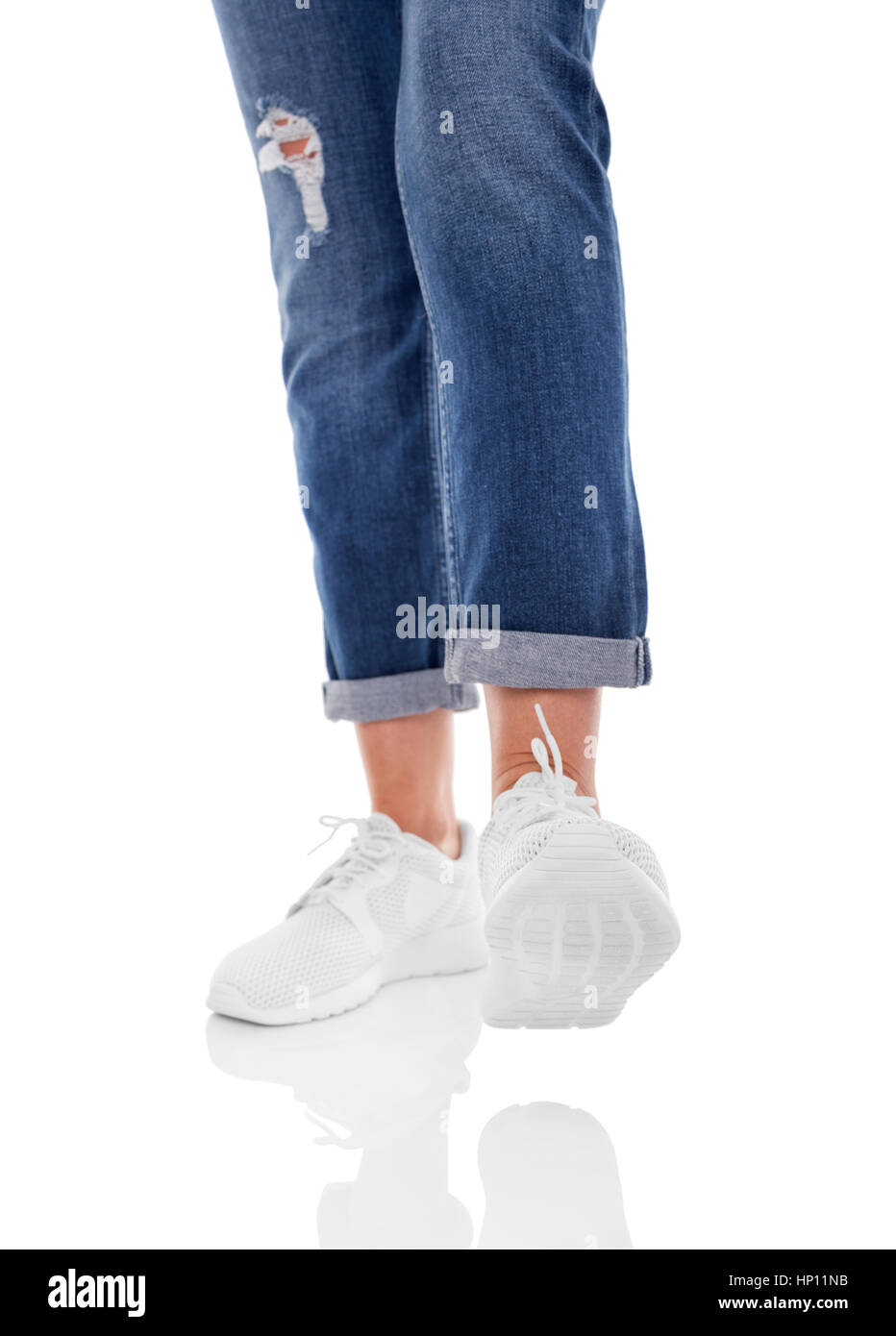 Les pieds de sneakers veulent quelque chose de piétiner. L'isolement sur un fond blanc. Banque D'Images