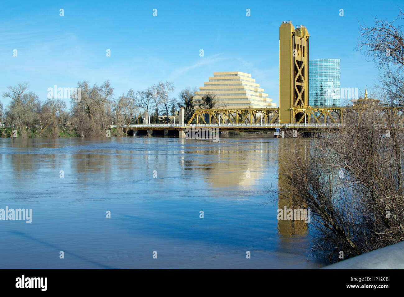 Sacramento, Californie, États-Unis 12 février 2017. Le niveau d'eau de la rivière Sacramento est près d'atteindre le Tower Bridge et a partiellement inondé e Banque D'Images