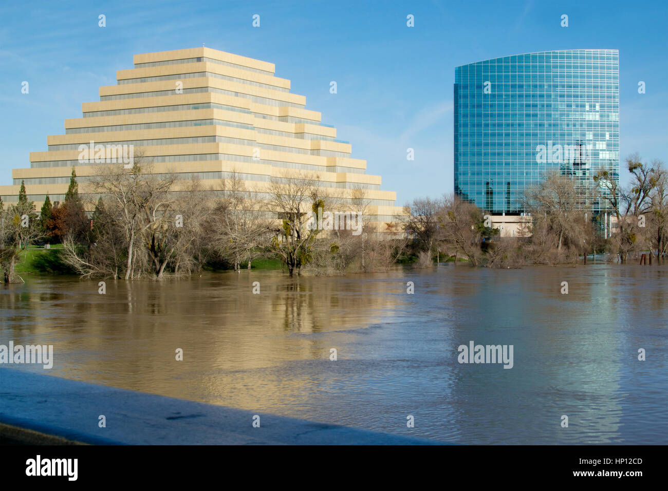 Sacramento, Californie, États-Unis 12 février 2017. Le niveau d'eau de la rivière Sacramento est près d'atteindre le Tower Bridge et a partiellement inondé e Banque D'Images