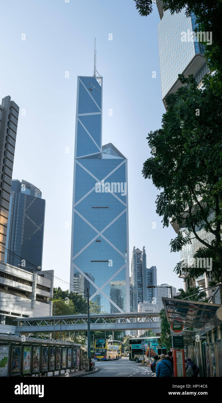 Bank of China Tower encadrée par des bâtiments et des arbres à Hong Kong Banque D'Images