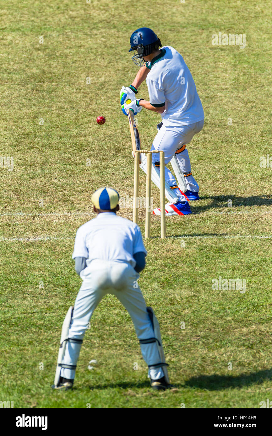 Batteur de Cricket Wicket Keeper jeu non identifié, les adolescents d'action écoles Banque D'Images