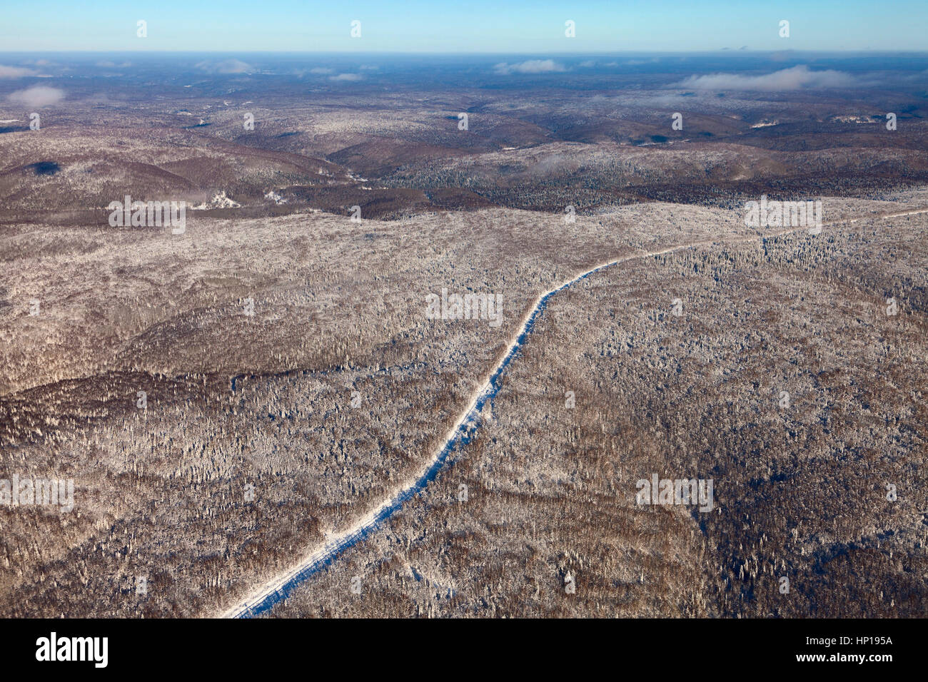 Pipeline de pétrole sur les montagnes, vue d'en haut Banque D'Images