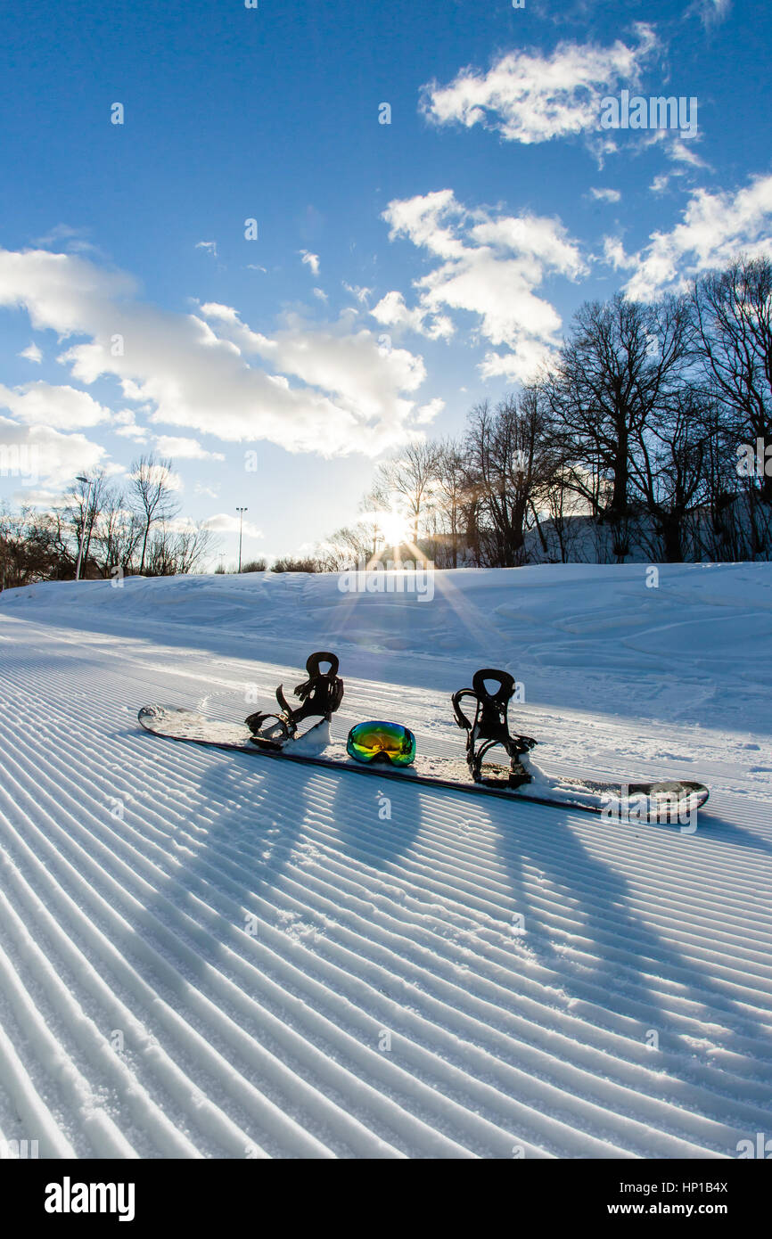 Une piste de ski, snowboard et lunettes Banque D'Images