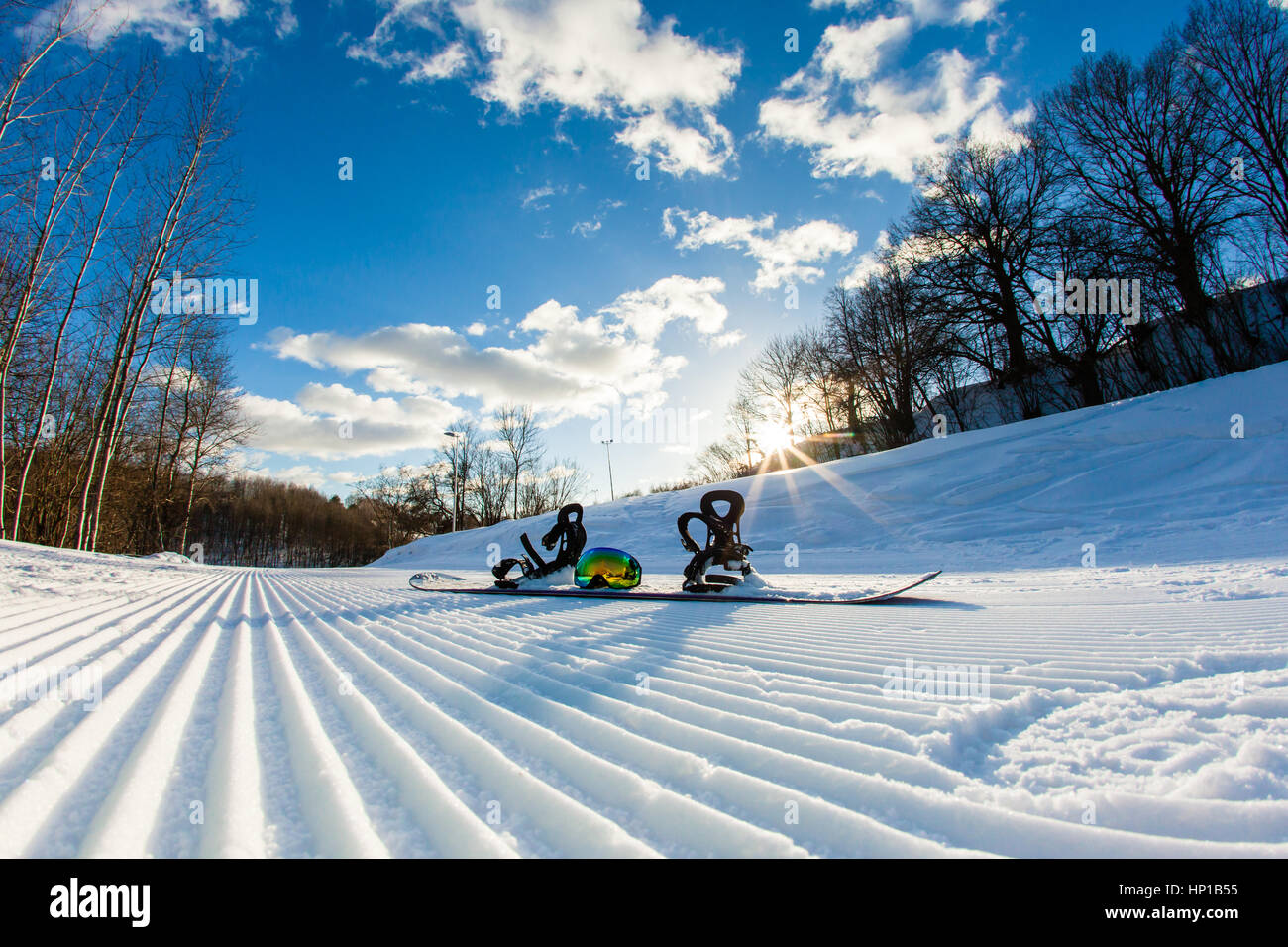 Une piste de ski, snowboard et lunettes Banque D'Images
