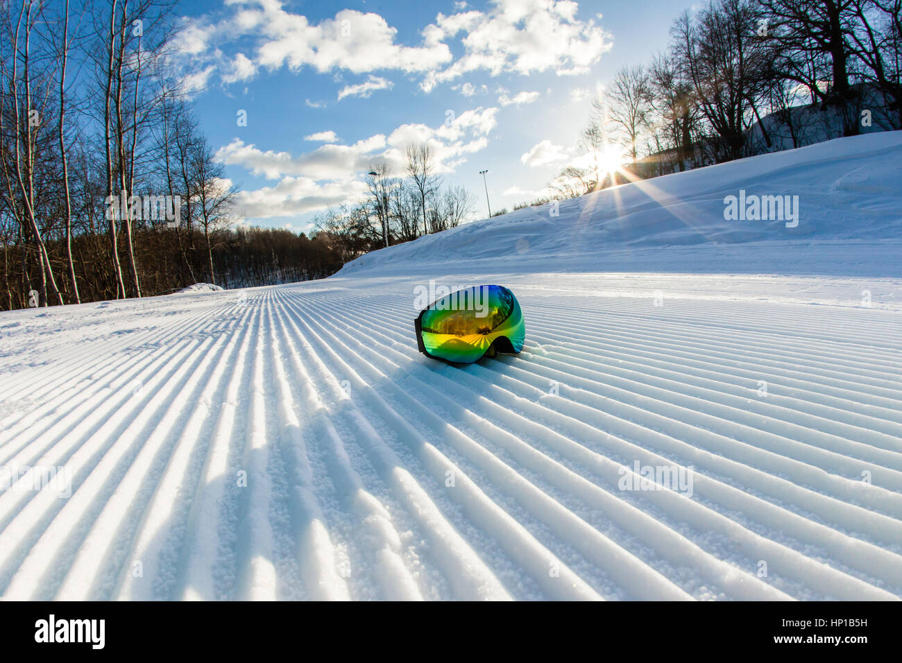 Une piste de ski, snowboard et lunettes Banque D'Images
