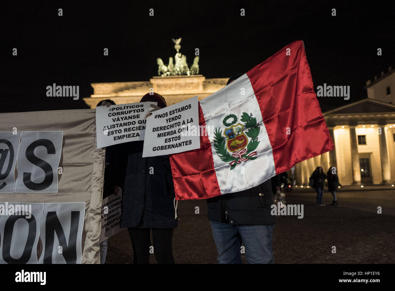 16 février 2017 - Berlin, Berlin, Allemagne - un petit groupe d'indigènes péruviens démontrer devant la porte de Brandebourg contre la corruption au Pérou après l'ancien président péruvien Alejandro Toledo est recherché avec un mandat d'arrêt international. TOLEDO est confronté à des accusations de corruption. (Crédit Image : © Jan Scheunert via Zuma sur le fil) Banque D'Images