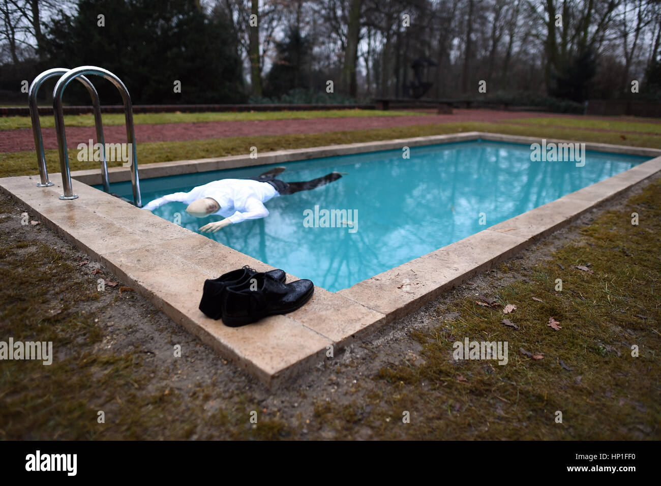 Krefeld, Allemagne. Feb 17, 2017. Une marionnette représentant l'ancien  propriétaire se trouve face vers le bas dans une piscine dans la Mies van  der Rohe Haus Lange conçu à Krefeld, Allemagne, 17