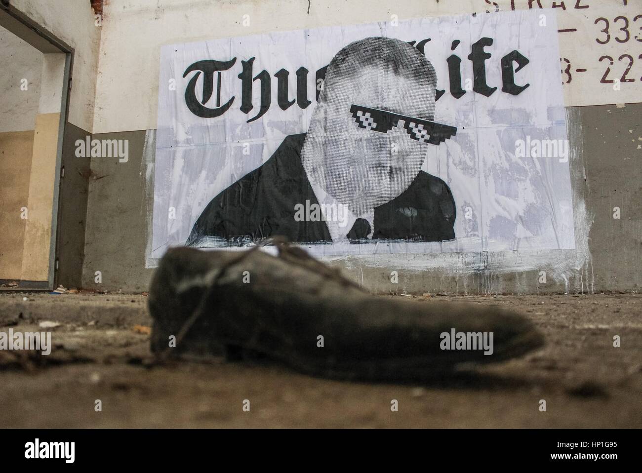 Gdynia, Pologne. 17 février 2017. Peinture murale représentant le portrait d'un ancien porte-parole du Ministère de la Défense nationale et la 'Bartlomiej Misiewicz Thug life' inscription est considérée le 17 février 2017 à Gdynia, Pologne . Misiewicz a souvent courtisé controverse, d'être critiqué pour son manque d'expérience en politique, et non gouvernementales pour l'utilisation de voiture pour aller à des discothèques, des offres d'emploi dans le Ministère dans des boîtes de nuit, et a reçu de nombreux honneurs de soldats comme un ministre. Credit : Michal Fludra/Alamy Live News Banque D'Images