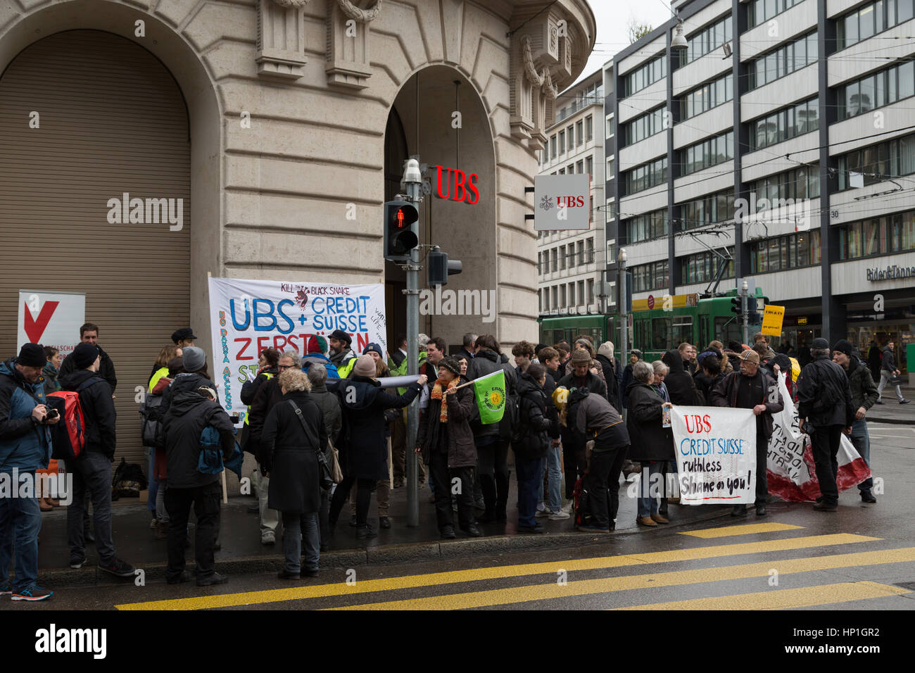 Bâle, Suisse. Feb 17, 2017. Une manifestation pacifique devant les bureaux des deux grandes banques suisses, UBS et Credit Suisse, dans un effort pour empêcher le financement de l'accès du Dakota (Pipeling DAPL). Crédit : Stephen Allen/Alamy Live News Banque D'Images