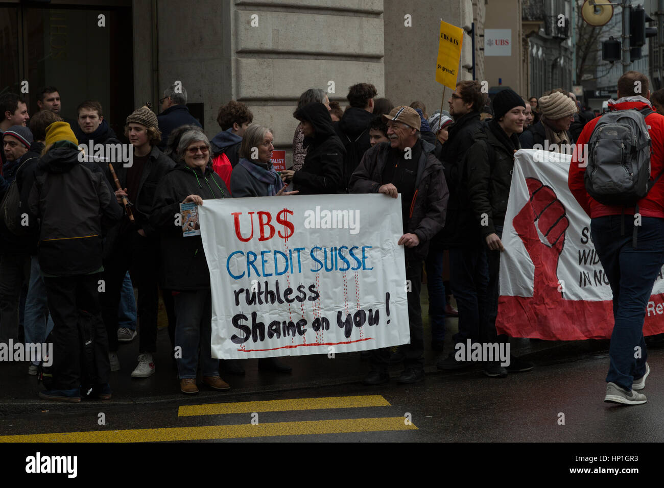 Bâle, Suisse. Feb 17, 2017. Une manifestation pacifique devant les bureaux des deux grandes banques suisses, UBS et Credit Suisse, dans un effort pour empêcher le financement de l'accès du Dakota (Pipeling DAPL). Crédit : Stephen Allen/Alamy Live News Banque D'Images