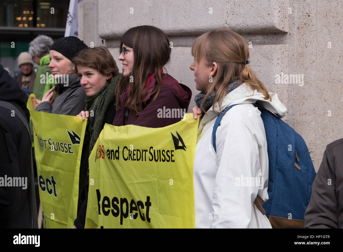 Bâle, Suisse. Feb 17, 2017. Une manifestation pacifique devant les bureaux des deux grandes banques suisses, UBS et Credit Suisse, dans un effort pour empêcher le financement de l'accès du Dakota (Pipeling DAPL). Crédit : Stephen Allen/Alamy Live News Banque D'Images