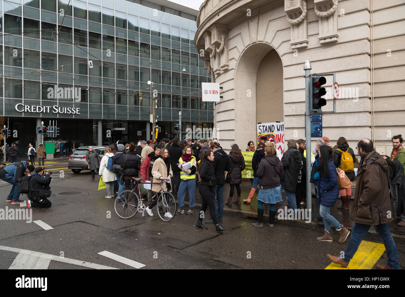 Bâle, Suisse. Feb 17, 2017. Une manifestation pacifique devant les bureaux des deux grandes banques suisses, UBS et Credit Suisse, dans un effort pour empêcher le financement de l'accès du Dakota (Pipeling DAPL). Crédit : Stephen Allen/Alamy Live News Banque D'Images