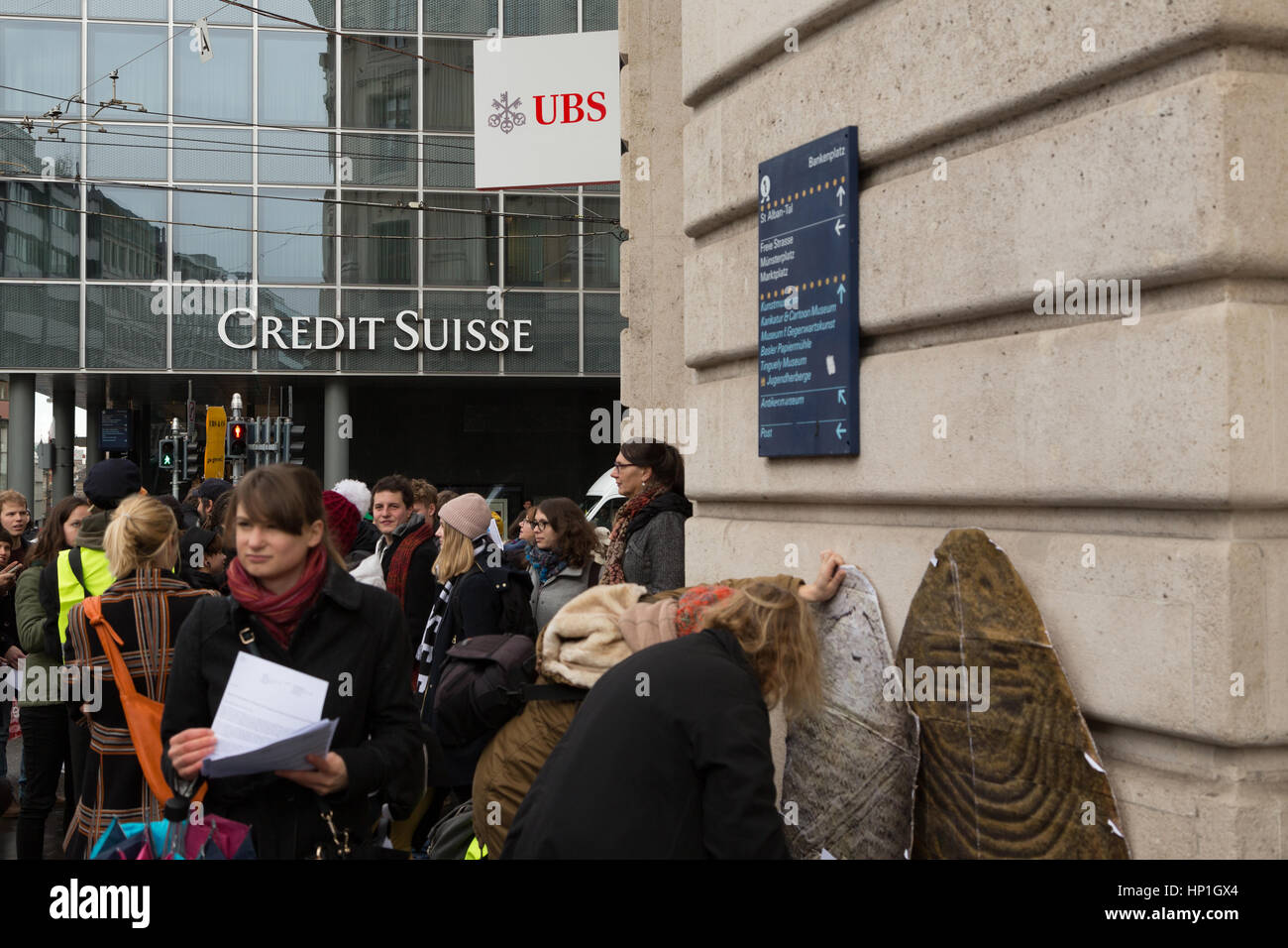 Bâle, Suisse. Feb 17, 2017. Une manifestation pacifique devant les bureaux des deux grandes banques suisses, UBS et Credit Suisse, dans un effort pour empêcher le financement de l'accès du Dakota (Pipeling DAPL). Crédit : Stephen Allen/Alamy Live News Banque D'Images