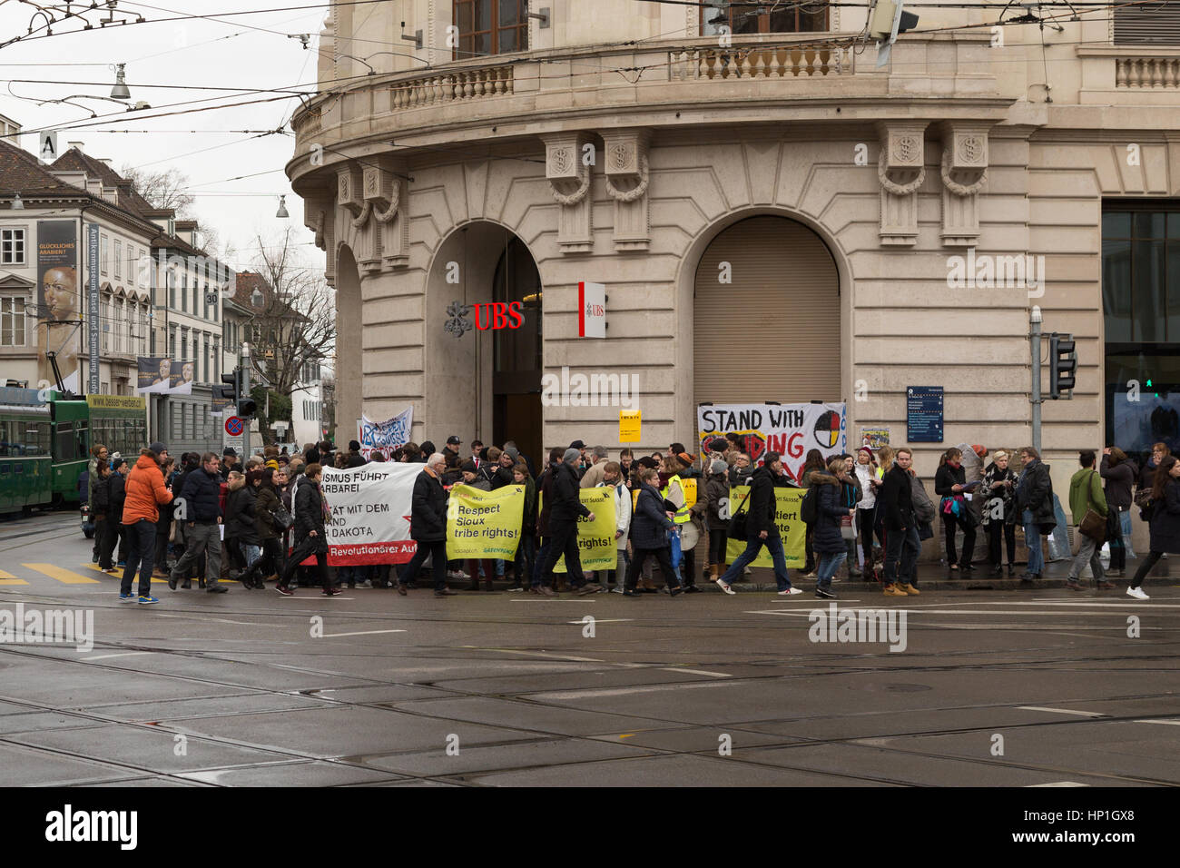 Bâle, Suisse. Feb 17, 2017. Une manifestation pacifique devant les bureaux des deux grandes banques suisses, UBS et Credit Suisse, dans un effort pour empêcher le financement de l'accès du Dakota (Pipeling DAPL). Crédit : Stephen Allen/Alamy Live News Banque D'Images