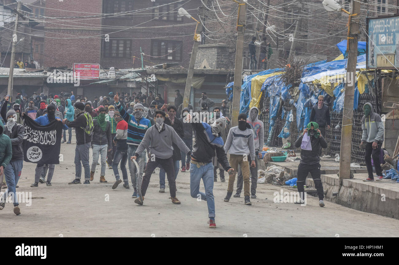 Srinagar, au Cachemire. Feb 17, 2017. De violents affrontements ont éclaté entre les forces du gouvernement indien et pro-Cachemire liberté manifestants après la prière du vendredi, au cours des derniers civils et sur l'avertissement lancé par le chef de l'armée indienne de mesures rigoureuses contre les habitants d'entraver les opérations de lutte contre l'activisme. Credit : ZUMA Press, Inc./Alamy Live News Banque D'Images