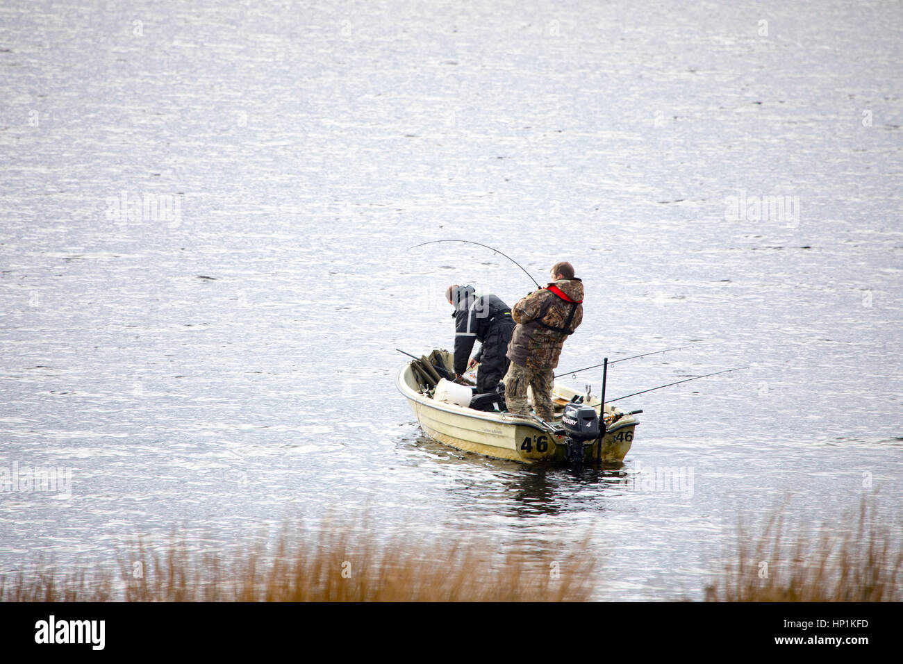 Les hommes La pêche à la mouche sur Llyn Brenig un grand lac dans le Nord du Pays de Galles Banque D'Images