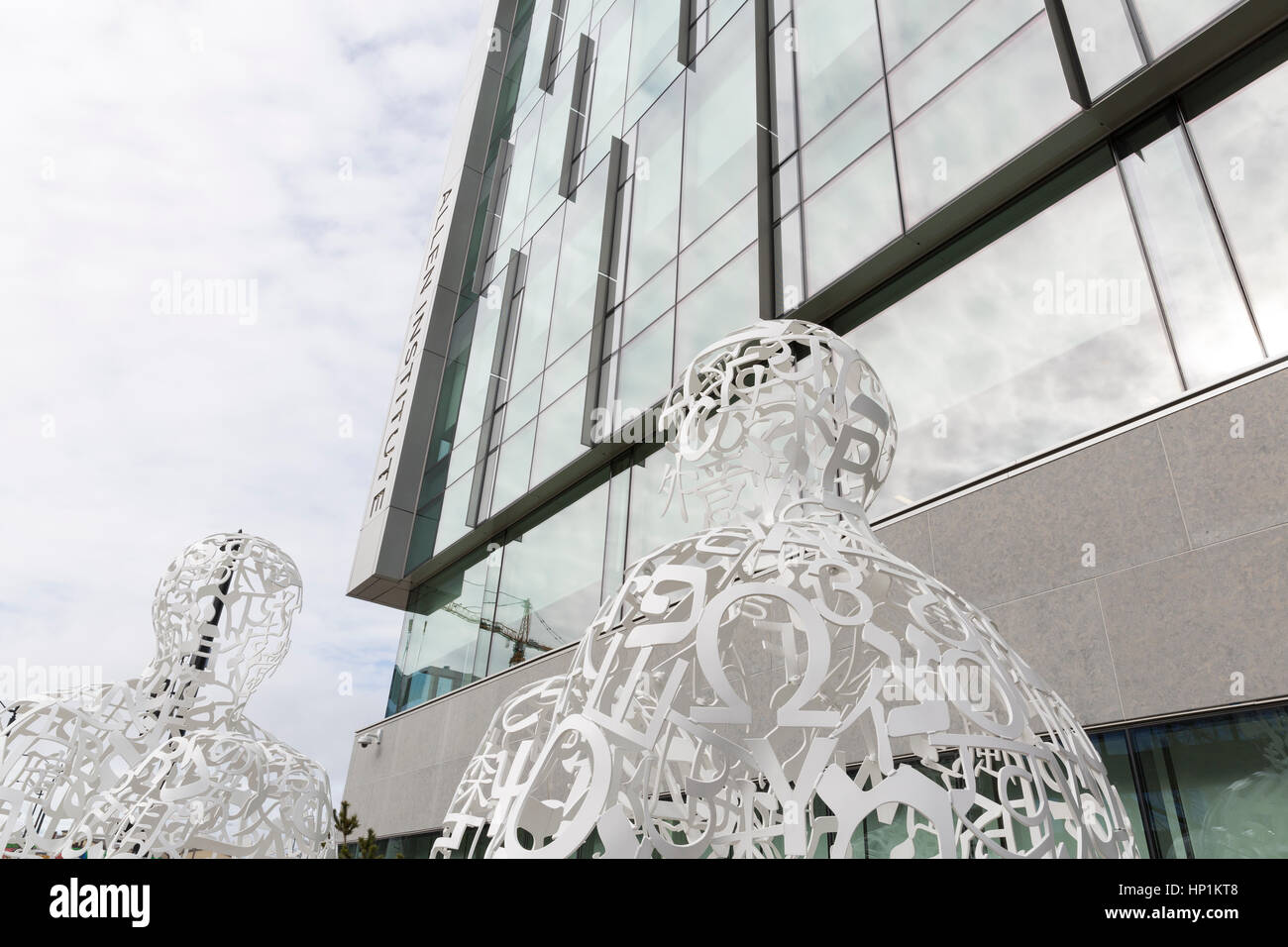 Seattle, USA. 16 Février, 2017. Seattle, Washington : Allen Institute for Science du cerveau. Fondé par le co-fondateur de Microsoft Paul Allen en 2003, la recherche médicale indépendante, à but non lucratif se consacre à l'accélération de la compréhension du fonctionnement du cerveau humain. Les sculptures intitulé 'réunion d'esprits : Emmanuel Hutin' sont par l'artiste catalan Jaume Plensa. Les formulaires sont assis un tissu patchwork de lettres et de symboles représentant sept alphabets. Crédit : Paul Gordon/Alamy Live News Banque D'Images