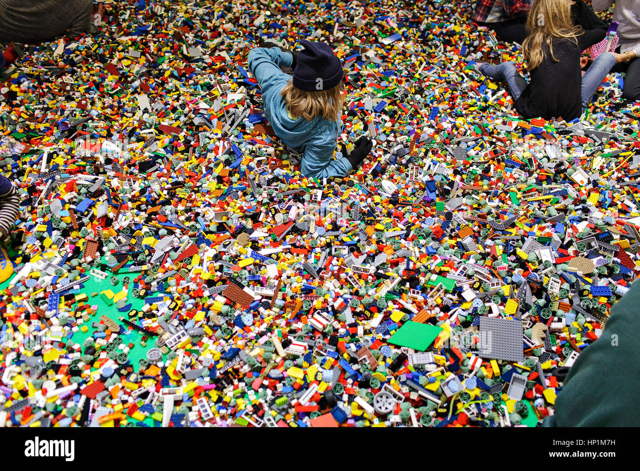 La Famille La Plus Grande Du Monde Copenhague, Danemark. Feb 17, 2017. Les enfants et les adultes de tous âges  deviennent fous à l'assemblée annuelle de l'événement du monde de LEGO dans  le Bella Center de Copenhague. Le Groupe