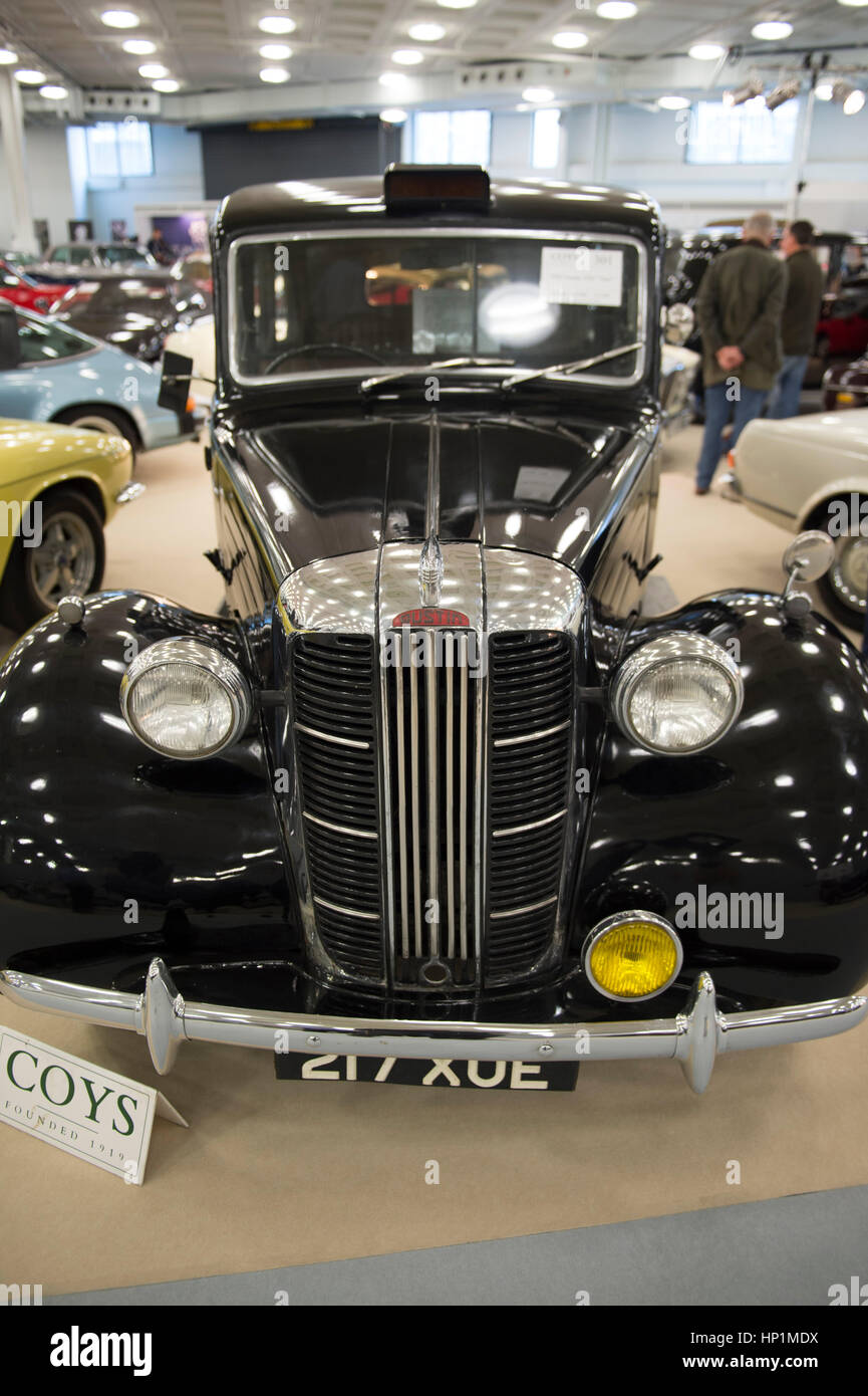 Olympia, Londres, Royaume-Uni. Feb 17, 2017. Automobile vente aux enchères historique juste et aperçu 24. Ultra-historique des voitures de luxe disponibles pour les propriétaires privés et les collectionneurs à la recherche d'investir dans une variété de voitures avec une vente aux enchères COYS le samedi 18 février. Photo : 1956 Austin FX3 Taxi, estimation £15 000-£18 000. Credit : Malcolm Park editorial/Alamy Live News Banque D'Images