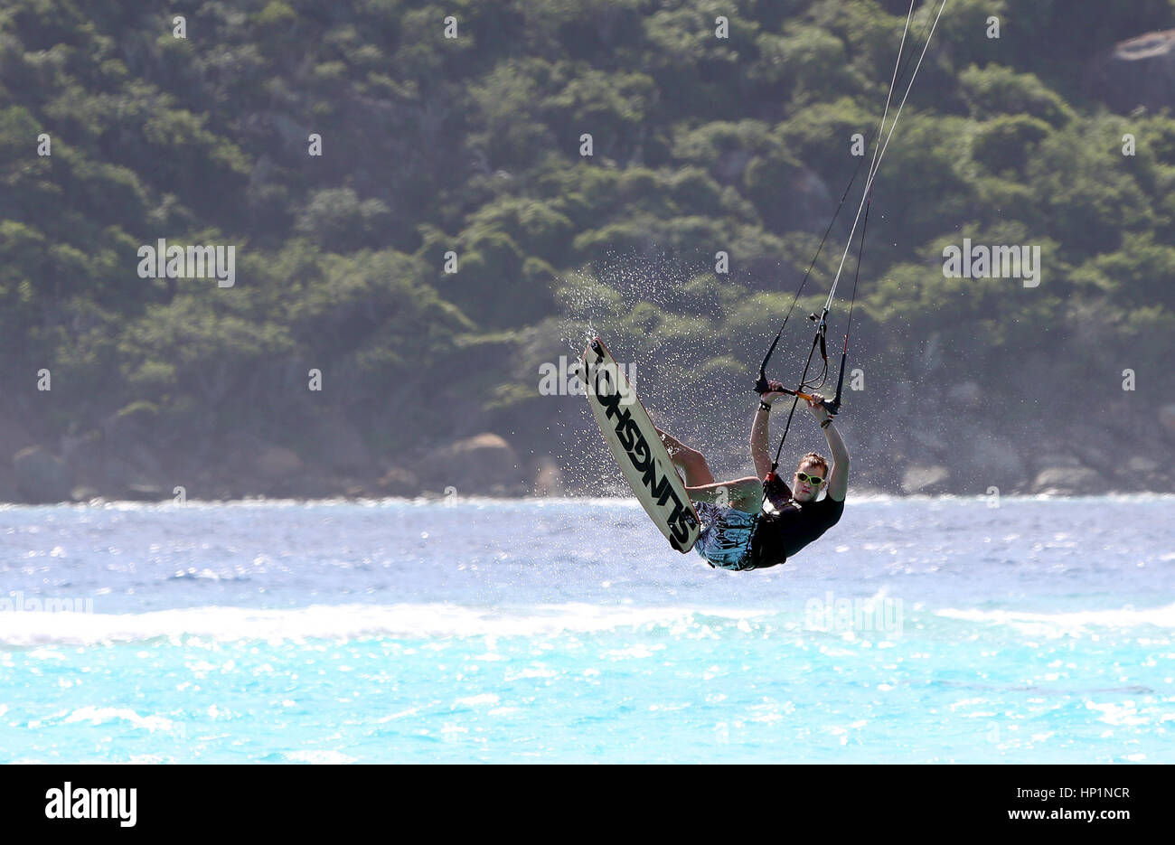 L'île de Neckar, Amérique, Iles Vierges britanniques. 17 novembre, 2014. Sam Branson kite surf au large de Necker Island dans le BVI's. Credit : Mark Greenberg/ZUMA/Alamy Fil Live News Banque D'Images