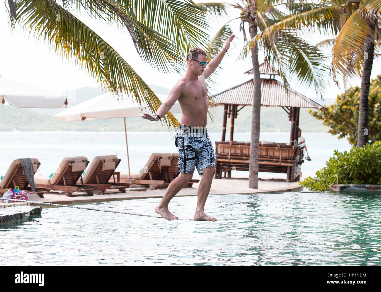 L'île de Neckar, Amérique, Iles Vierges britanniques. 17 novembre, 2014. Sam Branson traverse la piscine sur Necker Island. ( Photo : Mark Greenberg/ZUMA/Alamy Fil Live News Banque D'Images