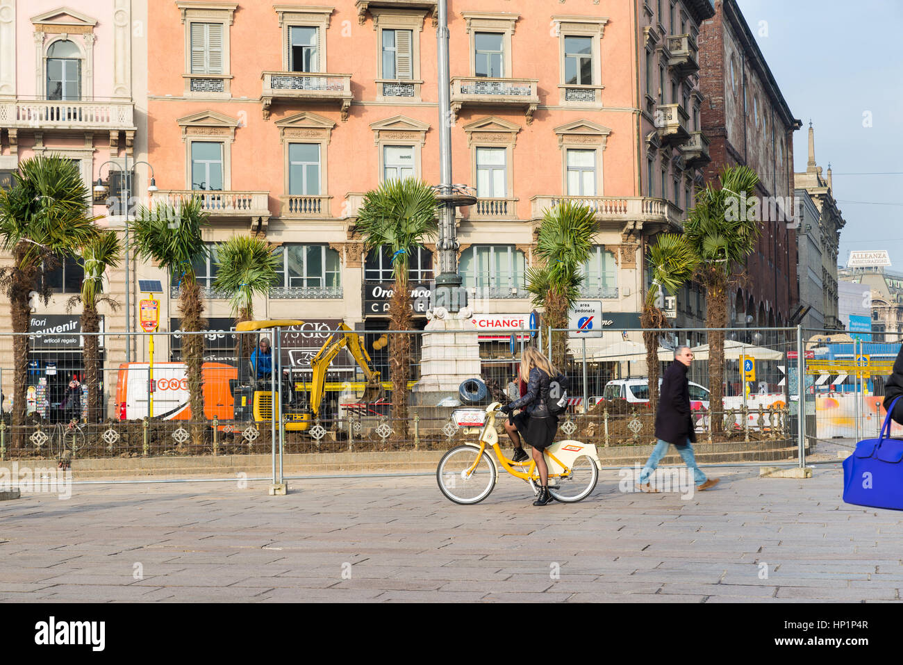 Milan, Italie. 17 Février, 2017. La Piazza del Duomo (Place de la cathédrale), Milan, Italie - 17 Février 2017 : préparation vert parrainé par le géant Starbucks coffee shop qui arriveront en 2018 avec son premier magasin à Milan. L'entreprise a remporté la notification d'une vente aux enchères publiques de la ville pour le restyling des espaces verts en face de la cathédrale, derrière le monument équestre de Vittorio Emanuele II . Le choix de la paume a suscité quelques polémiques. Credit : Alessandro Mascheroni/Alamy Live News Banque D'Images